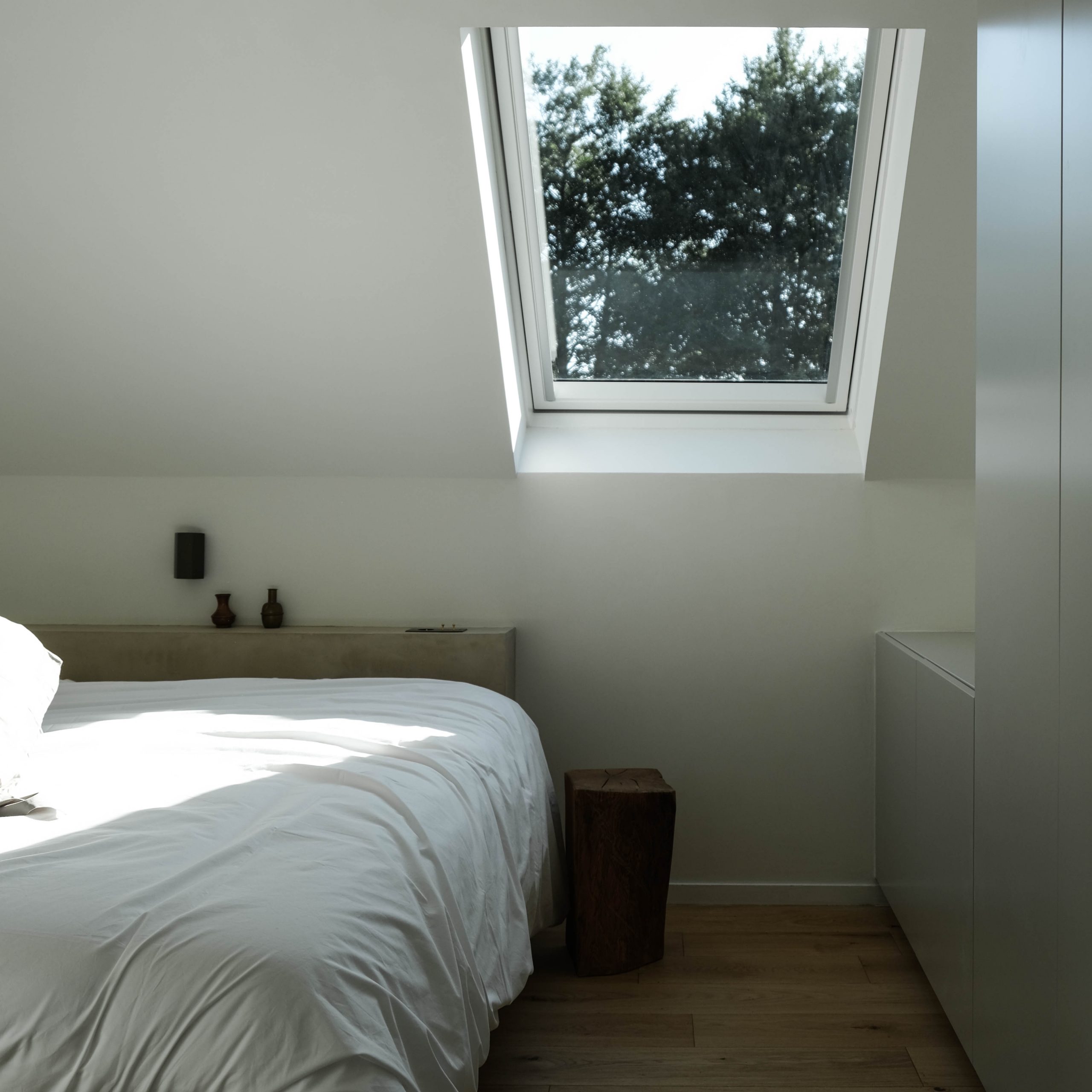 La lumière du jour apporte une atmosphère douce et apaisante à cette chambre sous combles.