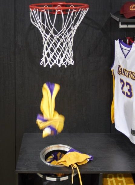 Canasta de baloncesto que sirve de cesta de ropa.