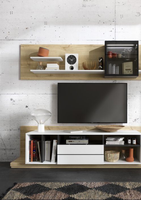 L'aspect bois massif apporte à la fois chaleur et douceur à ce meuble TV.