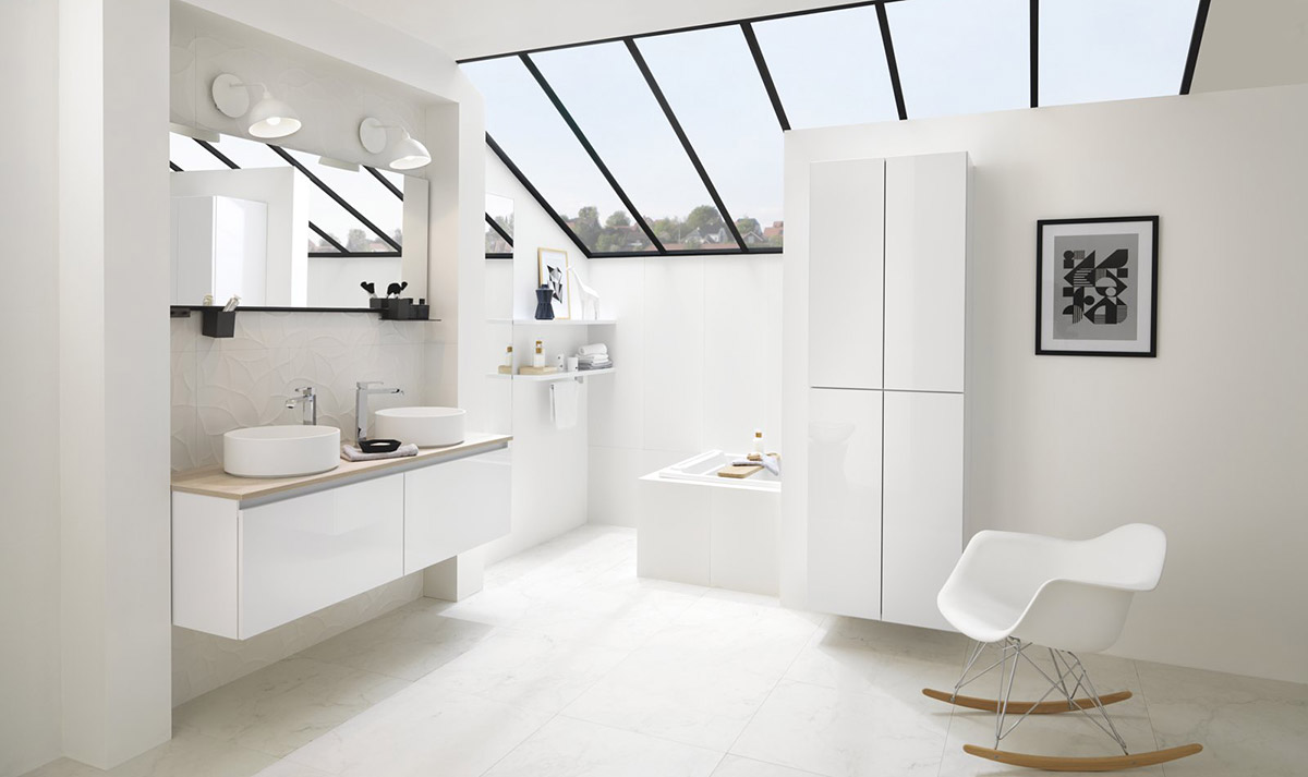 Salle de bains blanche avec verrières en pente