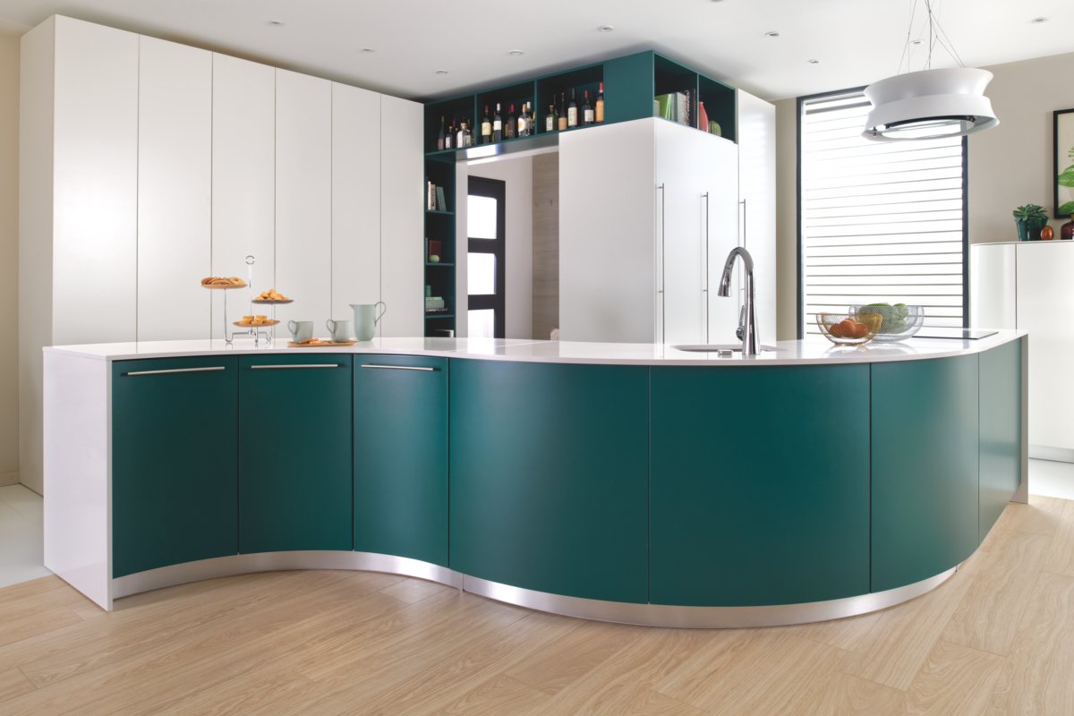 Cocina con isla central en verde y blanco