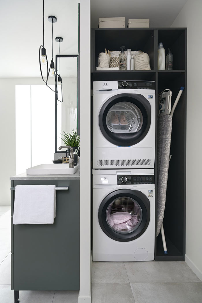 Espace buanderie caché dans une salle de bains