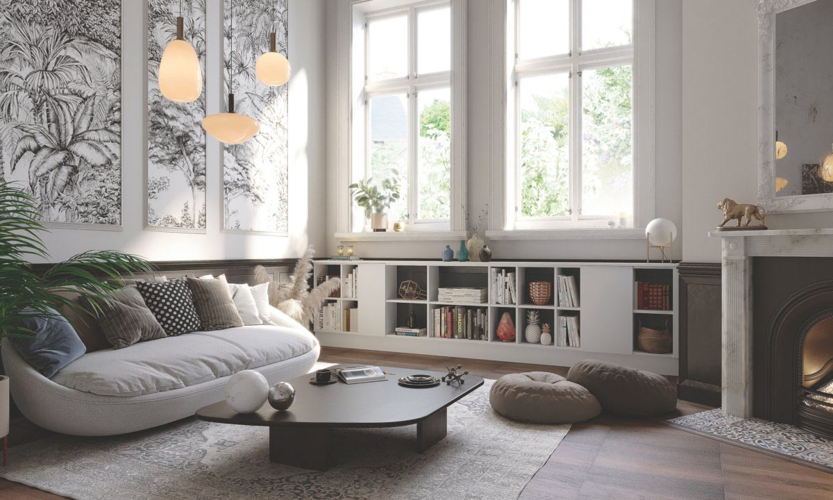 Salon avec des des murs en papier peint et une bibliothèque base