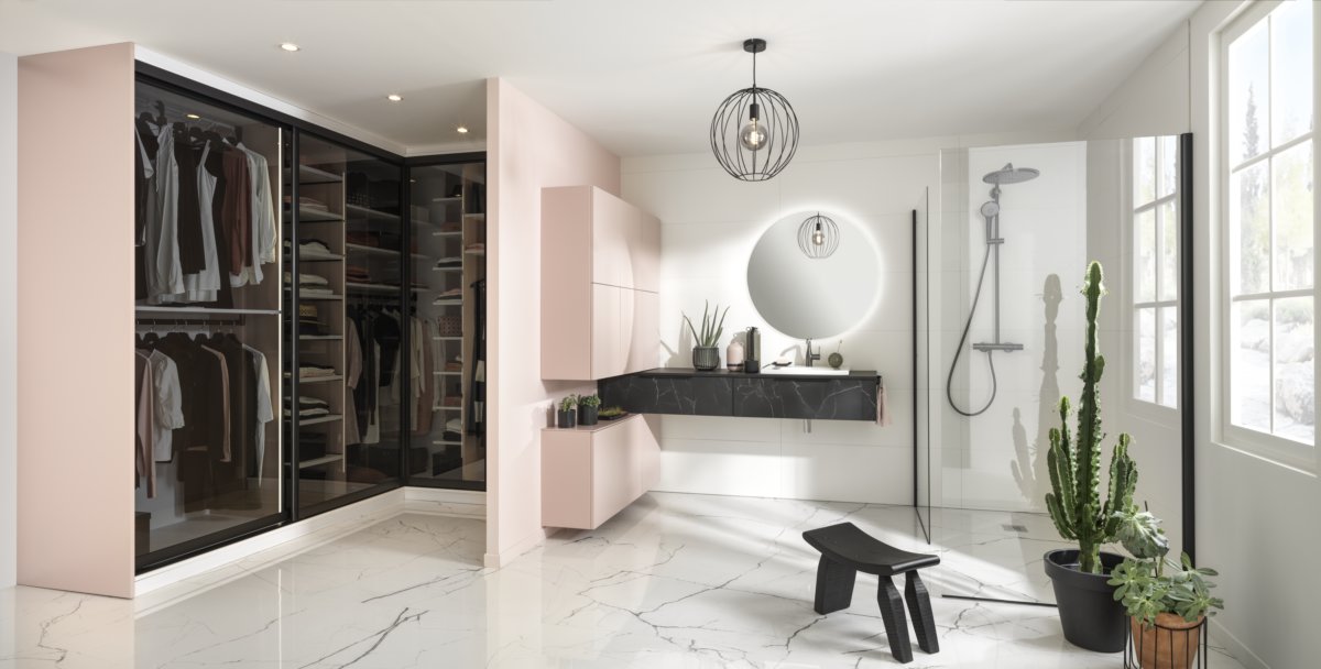 Salle de bains avec dressing intégré en slow life