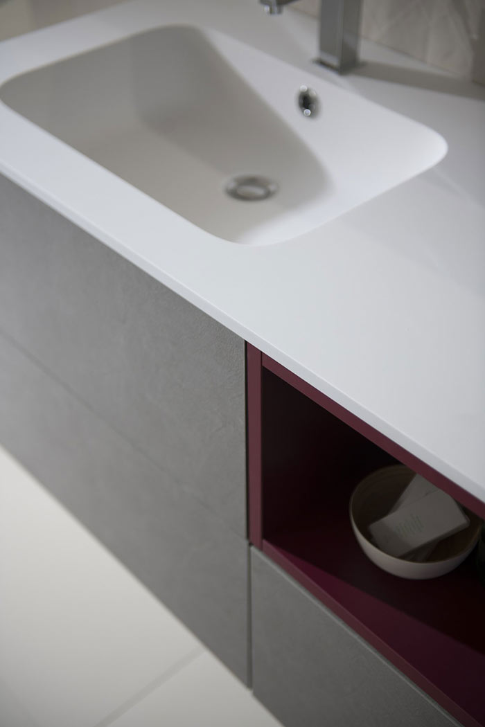 Plan de toilette avec niche pour mettre ses affaires de toilette