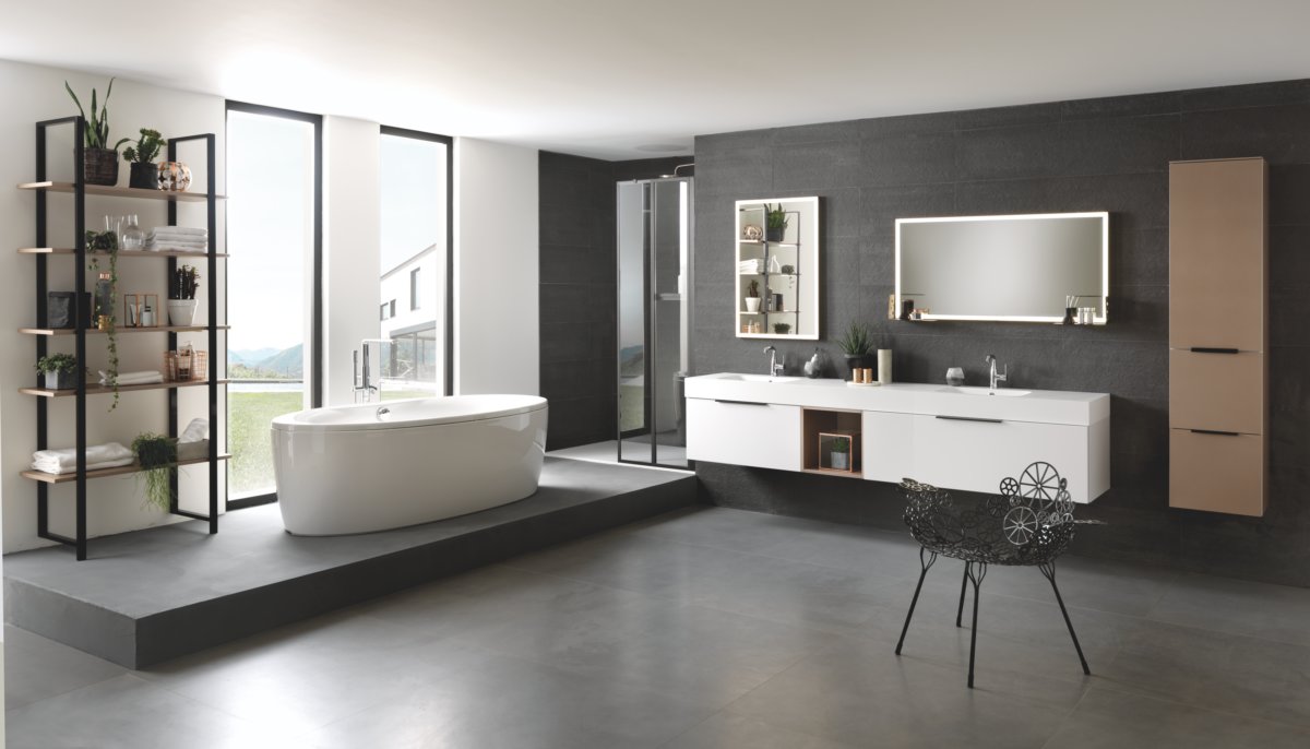 Salle de bains avec meubles de rangement