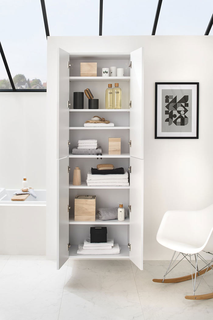 Meuble de salle de bains blanc avec portes battantes