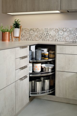 Crédence en remontée et rangement d'angle avec plateaux rotatifs