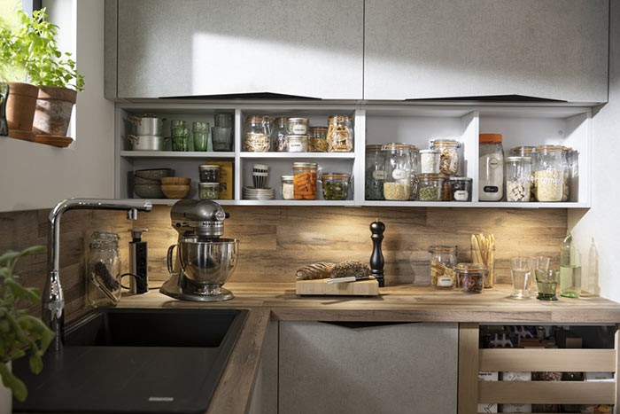 Mueble alto en parte abierto