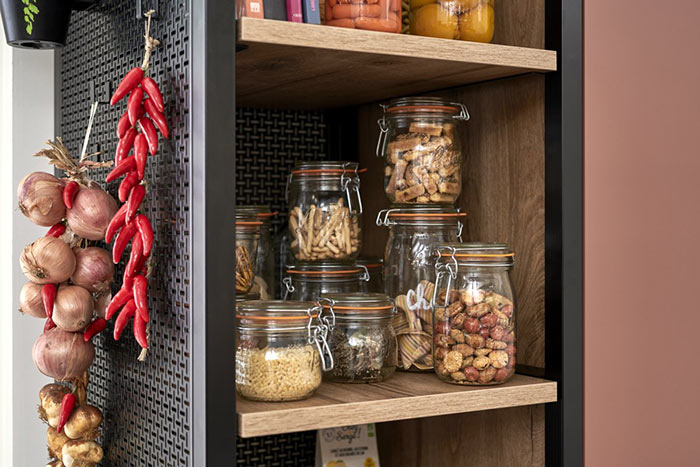 Estantería abierta en la cocina