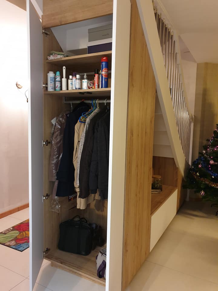 Dressing sous escalier avec tringle pour les vestes et portes battantes  Magasin Schmidt Melesse