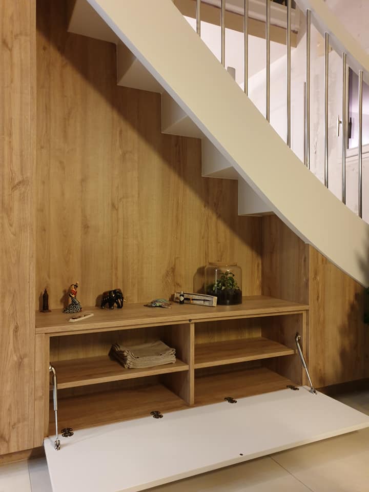 Du rangement supplémentaire grâce à des portes abattantes sous l'escalier Magasin Schmidt Melesse