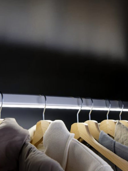  Tringle éclairante pour ranger ses vestes et chemises 