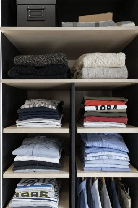 Etagères coulissantes pour faciliter le rangement des piles de vêtements
