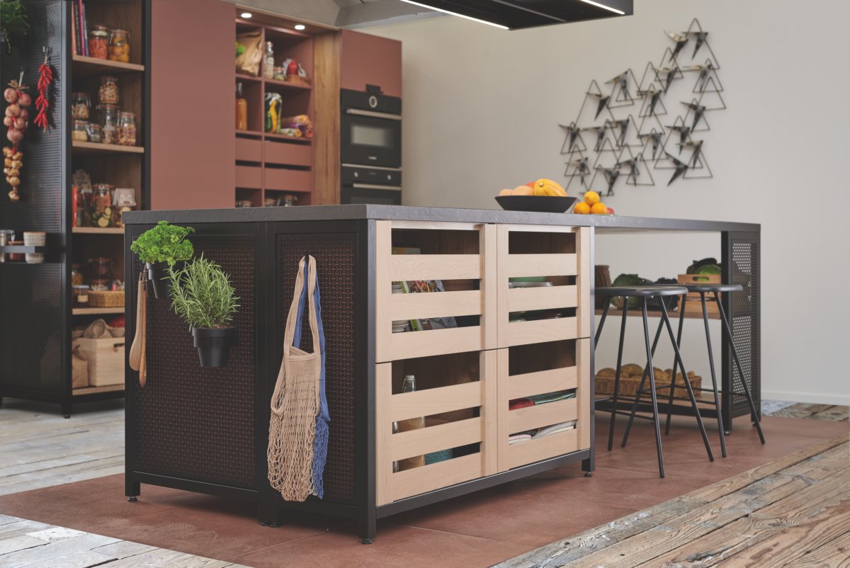Meuble esprit caisse avec des sacs en tissu pour des courses plus responsable