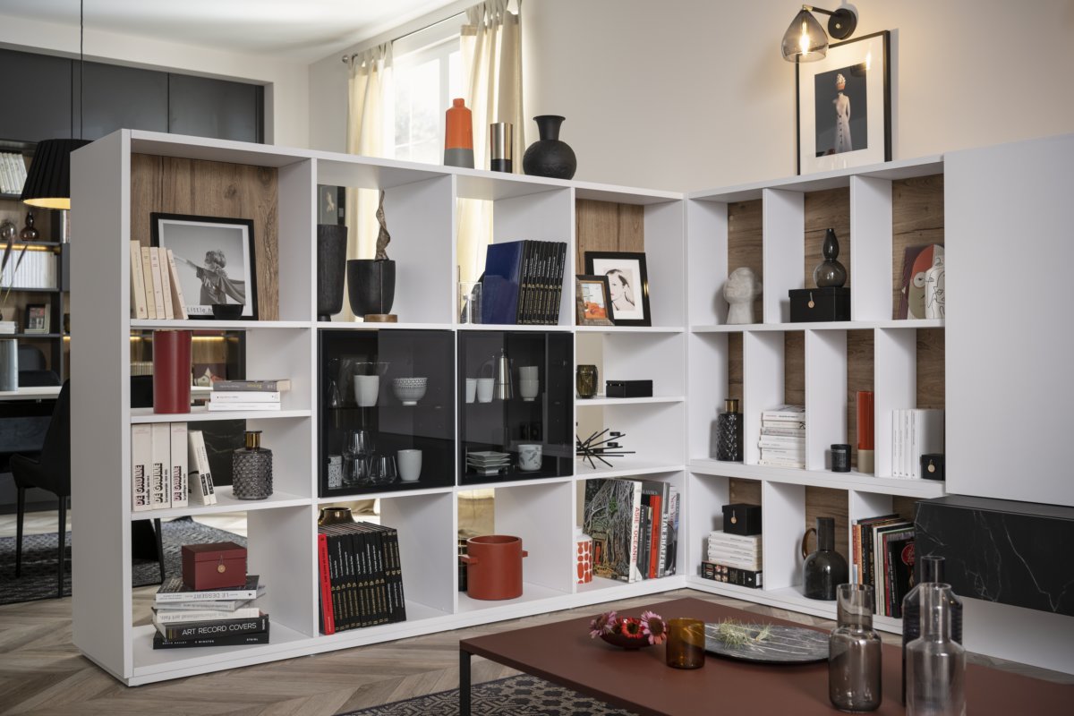 Bibliothèque de séparation avec niches ouvertes, fermées et vitres en verre fumé pour entrevoir la vaisselle