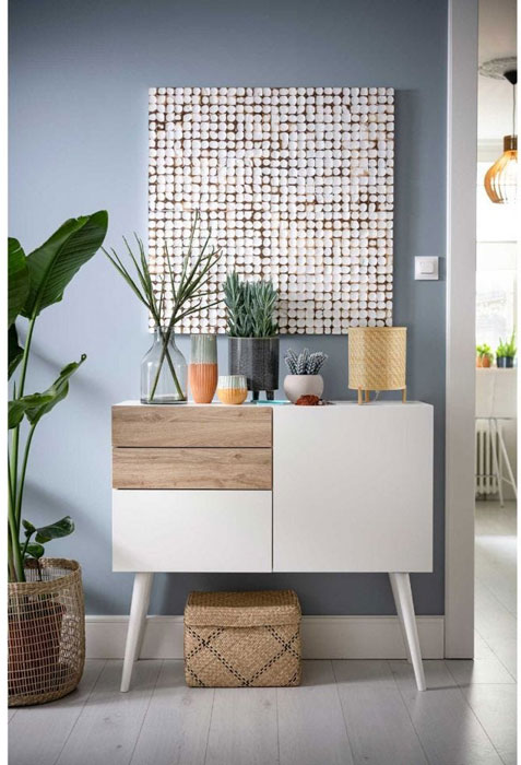 Lámpara de mesa Trinidad, en una comoda de entrada de estilo nórdico