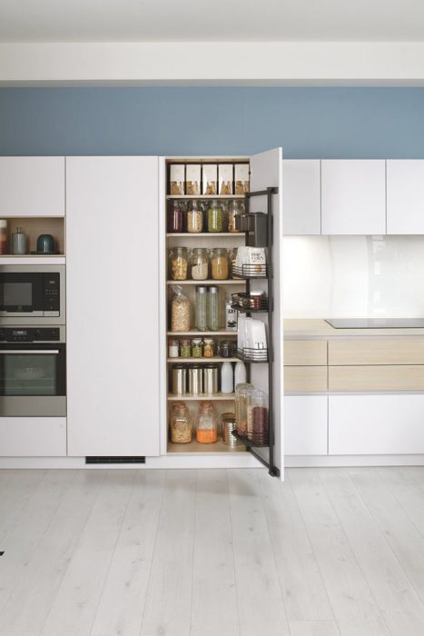 Armoire de cuisine avec porte battante et étagères pour ranger ses aliments et bocaux