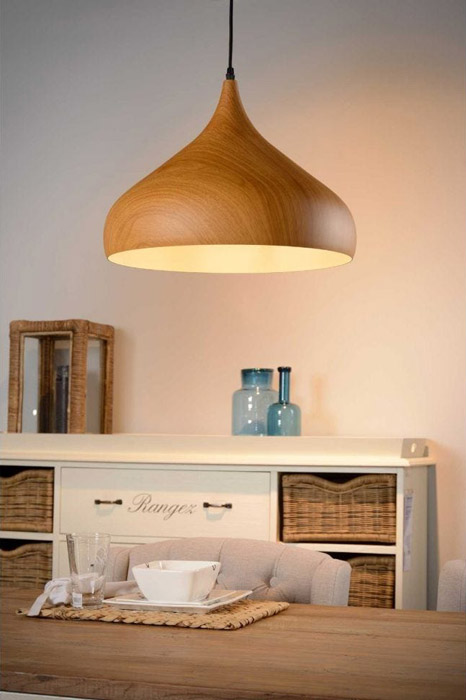 Lámpara de techo Woody de metal estampado madera que se integra perfectamente en la decoración.