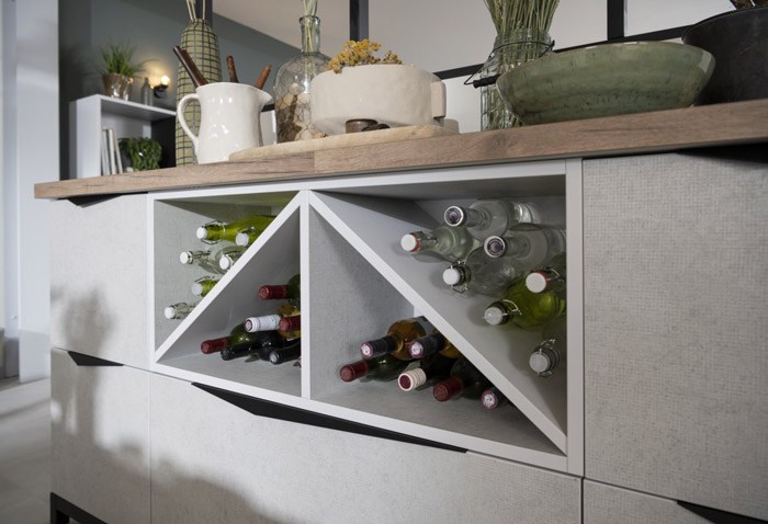 Meuble buffet bas gris avec casiers à bouteilles