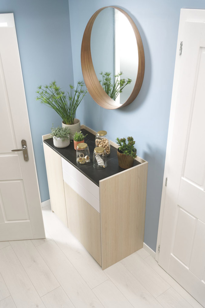 Cómoda para la entrada de poca profundidad en color blanco y madera