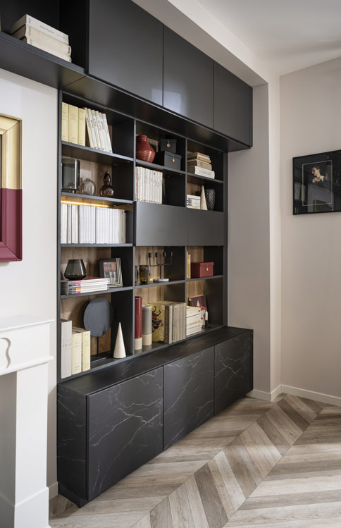Librería con puertas de color de mármol negro.