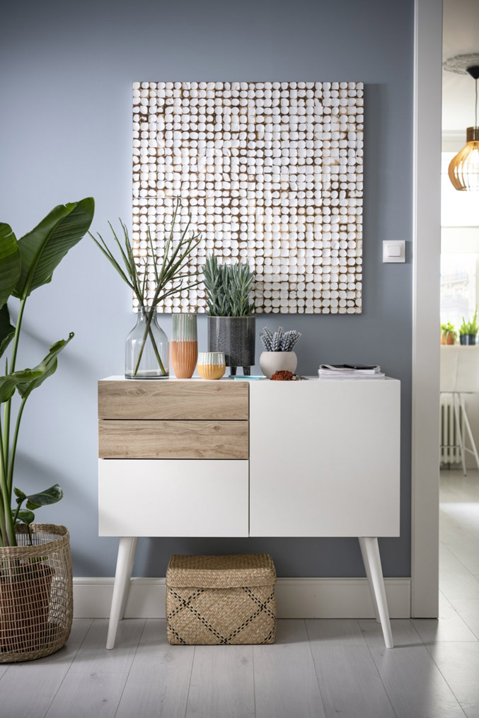 Pequeño aparador recibidor de estilo escandinavo en color blanco y madera