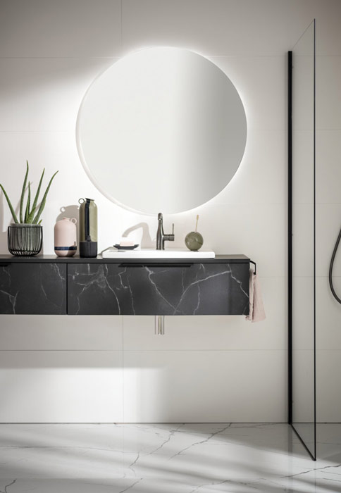Mueble de cuarto de baño con efecto de mármol negro.