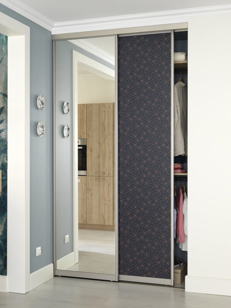 Petit dressing d'entrée avec portes coulissantes en coloris bleu Navy et motifs géométriques Coral