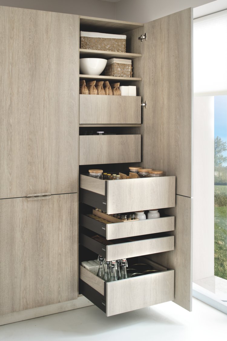 Armoire cellier ouvert avec quelques tiroirs sortis