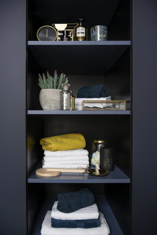 Des niches ouvertes pour avoir l'essentiel à portée de main ou décorer sa pièce
