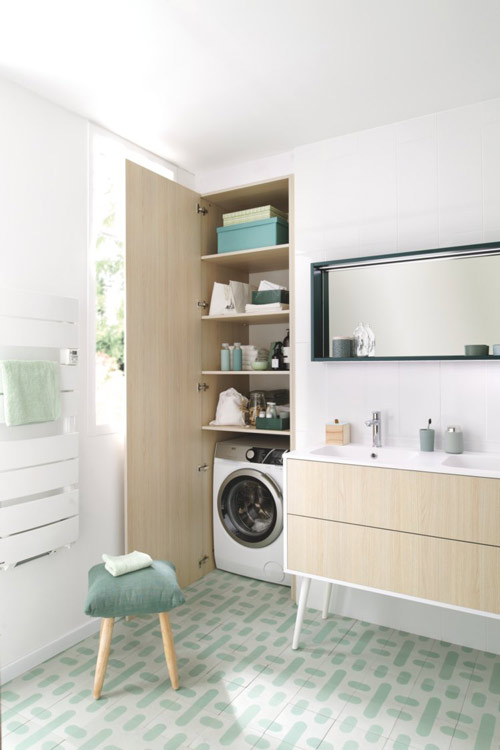 Lave-linge caché dans un placard à porte battante