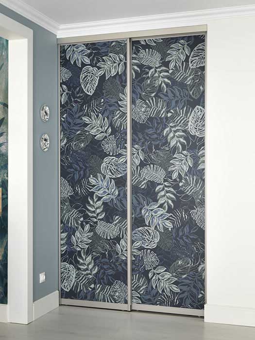 Petit dressing d’entrée avec façades imprimées motif jungle