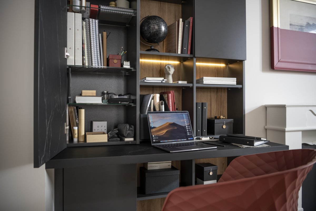 Bureau intégré dans la bibliothèque