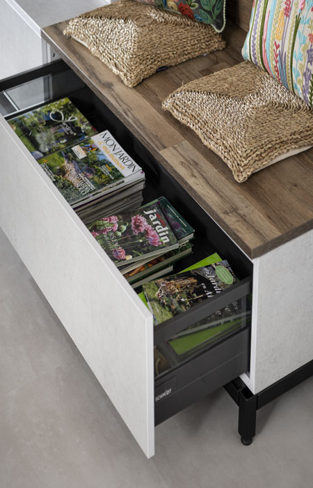 Cette bibliothèque  multifonction détient des tiroirs coulissants fonctionnels pour ranger ses magazine par exemple