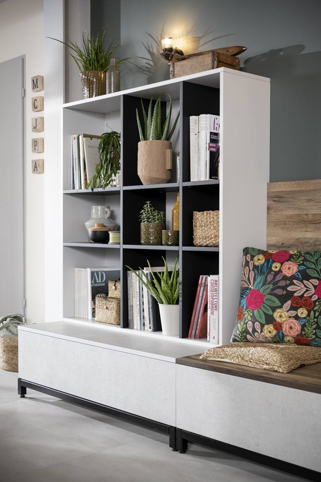 Bibliothèque avec niches de rangements faite avec des façades 100% recyclés
