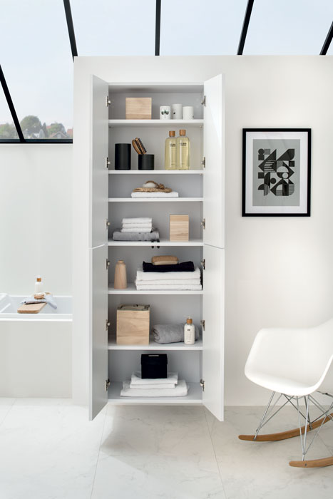 Salle de bains style scandinave avec armoire en porte battante