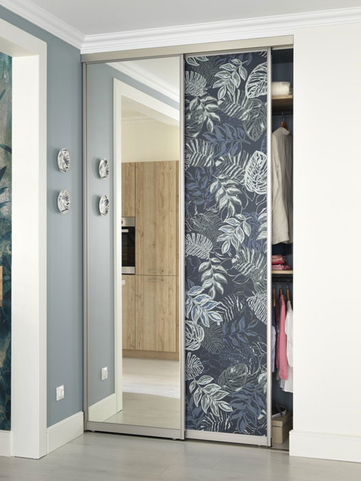 Petite dressing d'entrée avec portes coulissantes en impression numérique (motif jungle)