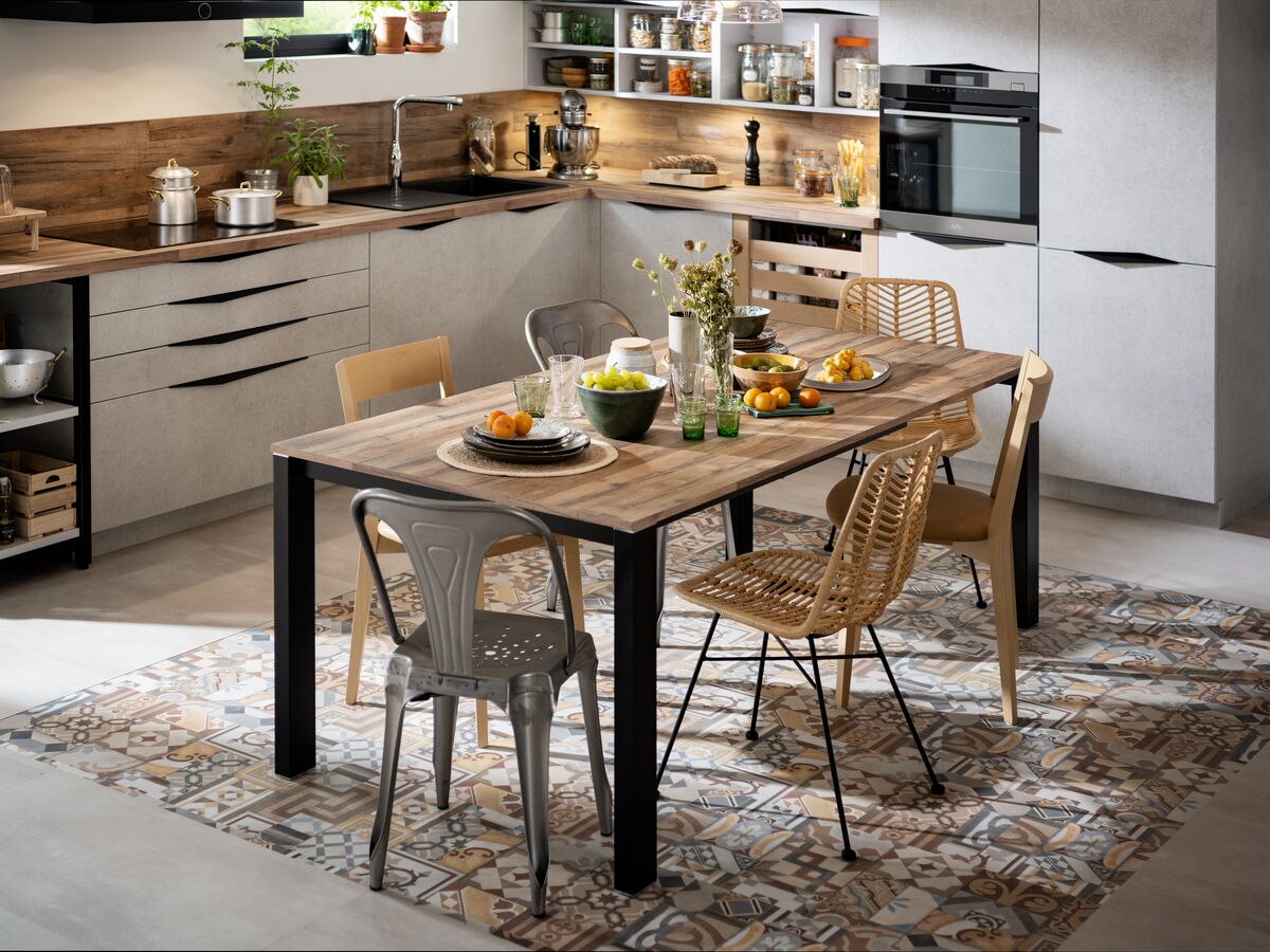 Cuisine avec table au centre