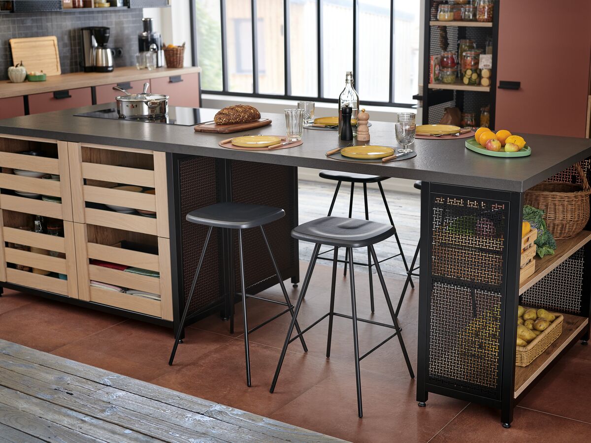 tabourets avec une cuisine ilot
