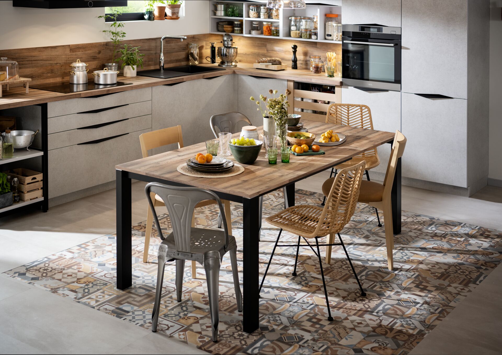 Cuisine avec table en bois