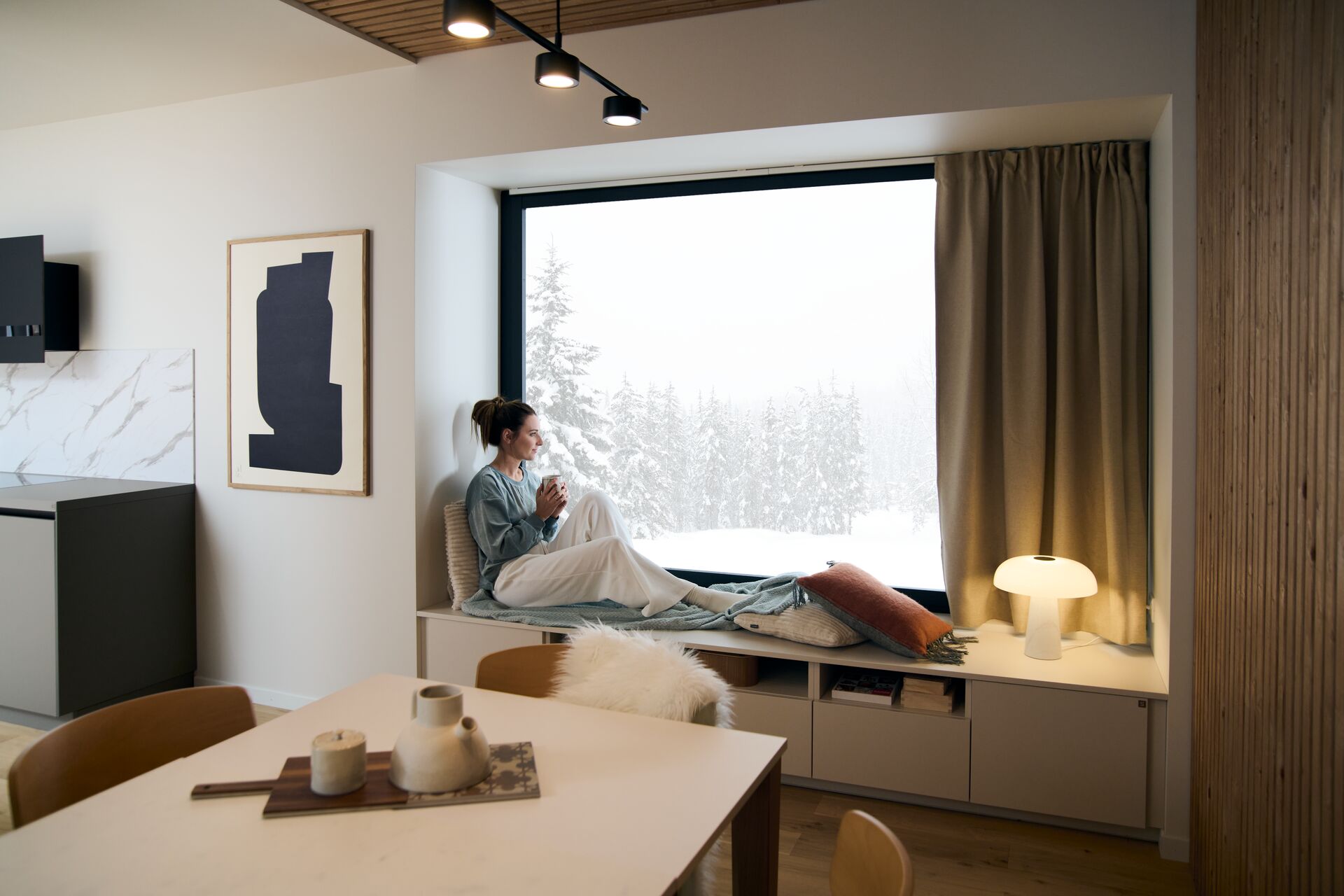 femme buvant son café dans un intérieur cocooning
