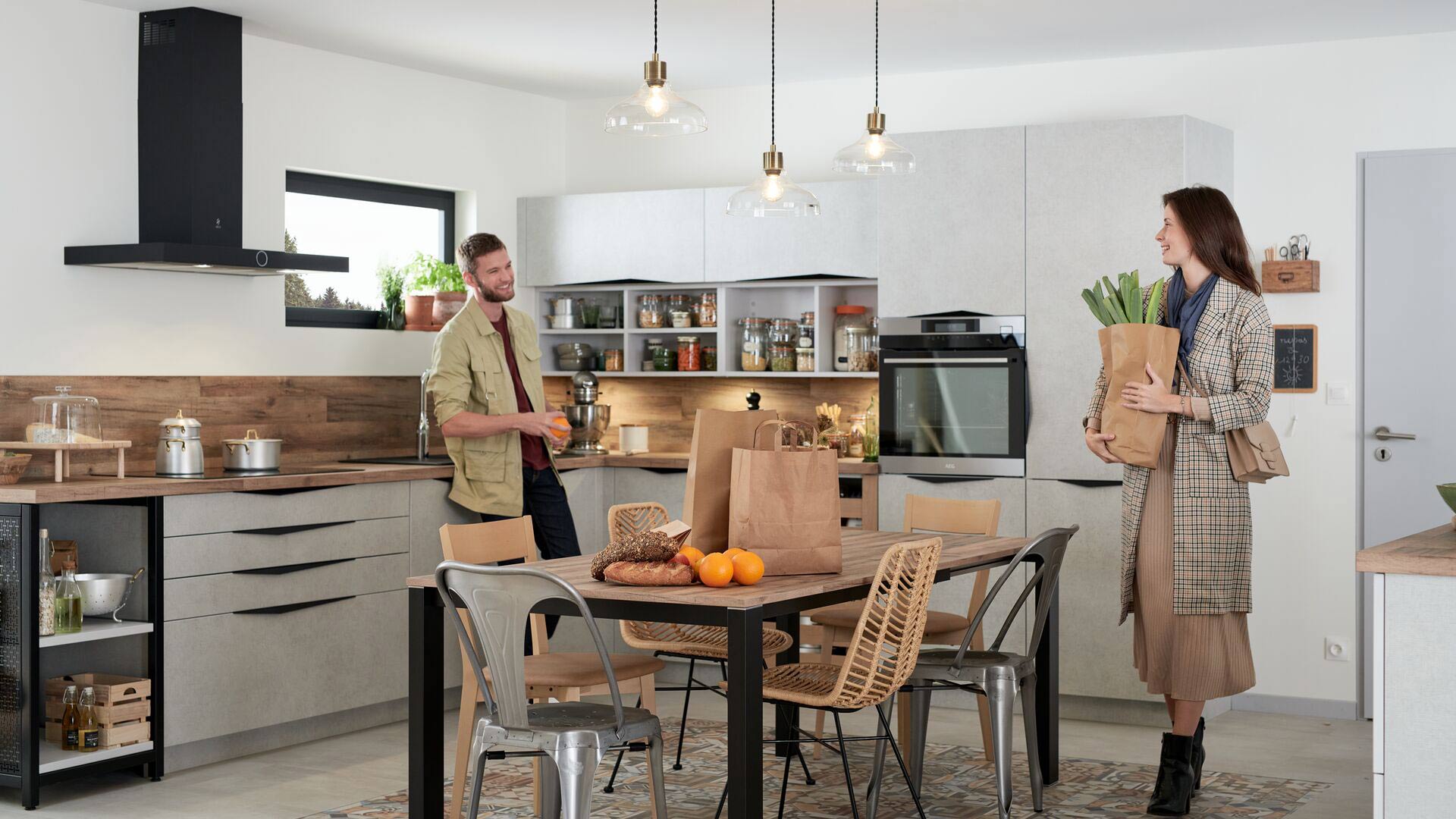 Couple retour de courses pour zéro déchet