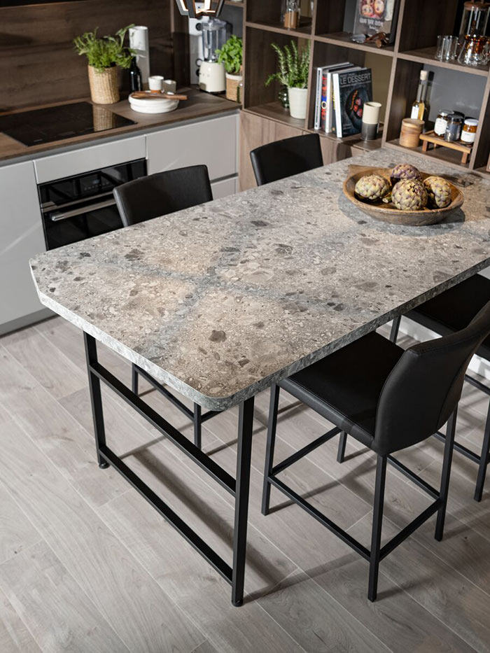 Table finition terrazzo dans la cuisine Urban Chic.