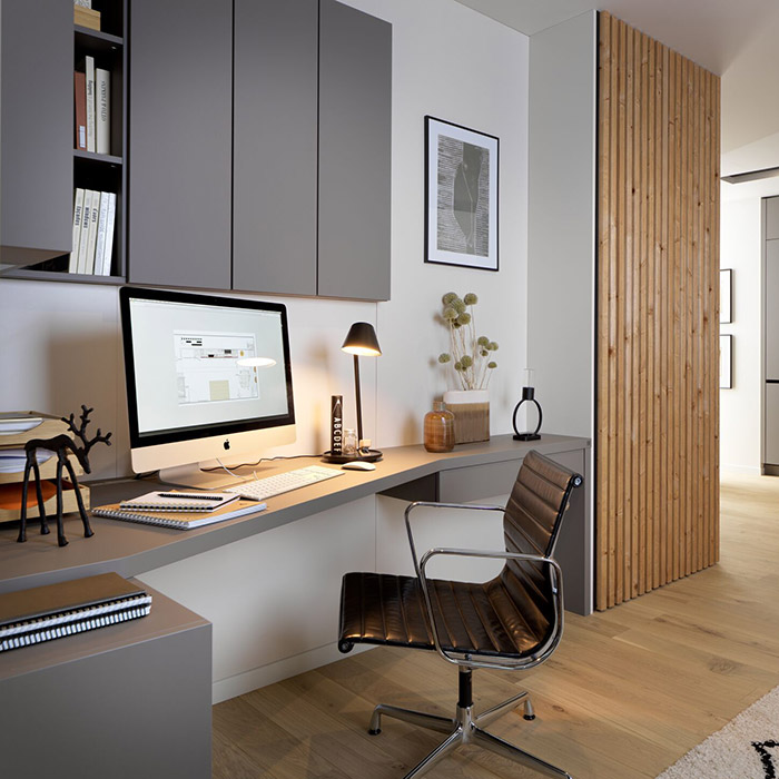 Bureau aménagé dans l’angle de la pièce