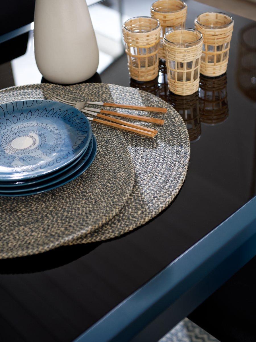 Apportez des matériaux naturels avec ces set de table en jute tissée.