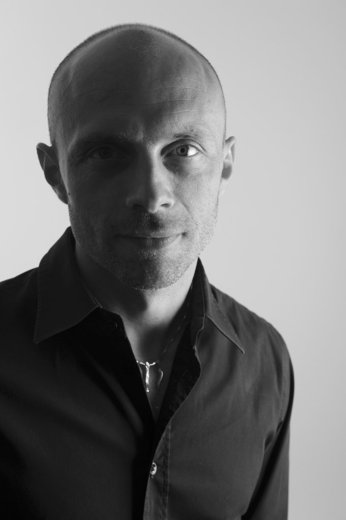 Portrait en noir et blanc du designer Bruno Acchione, créateur des concepts LATITUDE et LONGITUDE pour la collection Schmidt 2017.