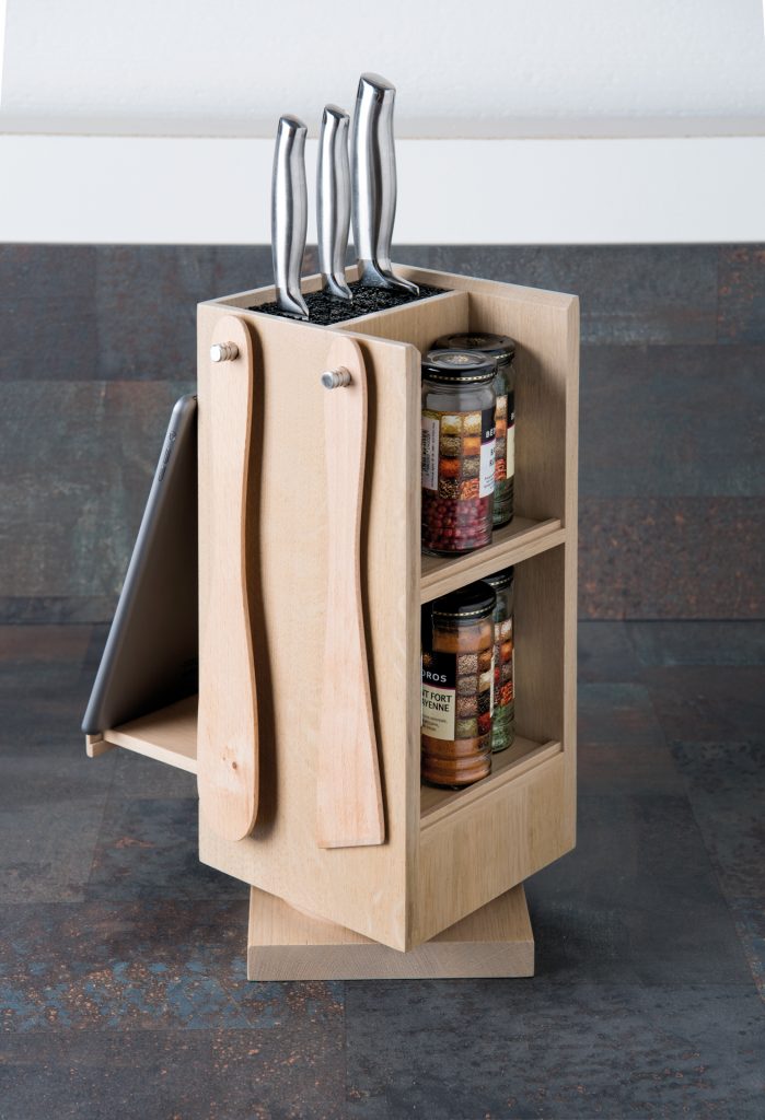 Vue d'ensemble de l'accessoire de rangement Monolith posé sur le plan de travail avec les côté porte-ustensiles et porte-épices visibles.
