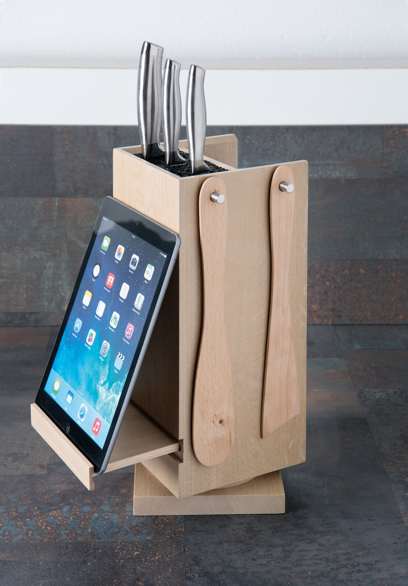 Vue d'ensemble de l'accessoire de rangement Monolith posé sur le plan de travail avec les côtés support tablette et le porte-ustensiles visibles.