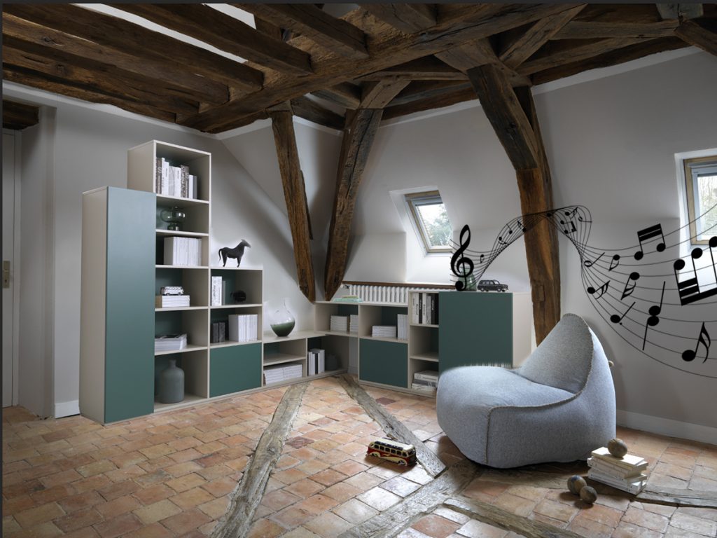 Vue d'ensemble de la bibliothèque d'angle Loft, coloris vert Shamrock et grège clair Kashmir Grey, avec l'armoire en avant plan, la colonne d'étagères, des blocs coulissants surplombée de niches ouvertes assemblées dans l'angle et un meuble bas avec portes battantes.